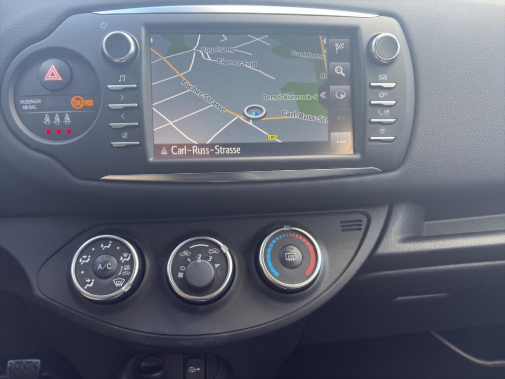 Toyota Yaris Exposé-Bild 13